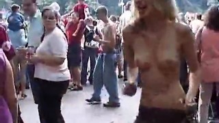 Femmes dancing bare in public