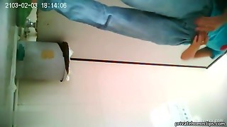 chinese girls go to public toilet.2