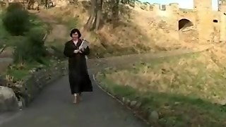 Ginger-haired Brit Mommy pummels a stranger